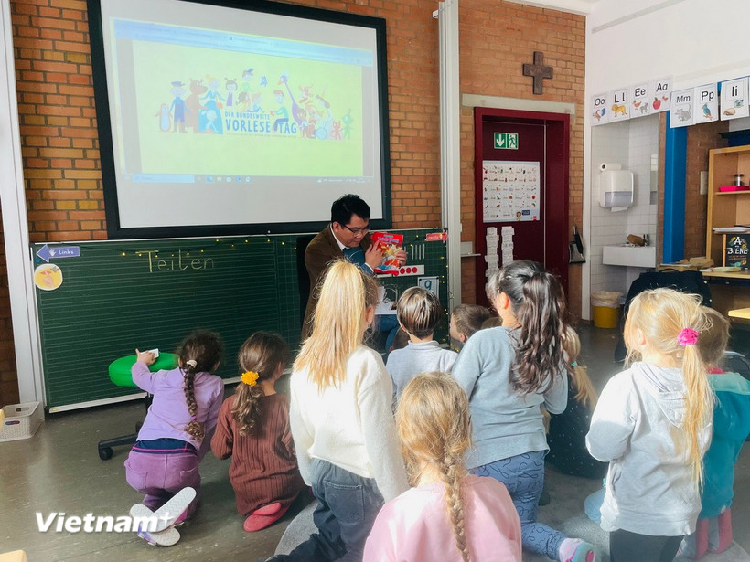 Giới thiệu truyện cổ tích Việt Nam tại Đức nhân Ngày Đọc sách Quốc tế